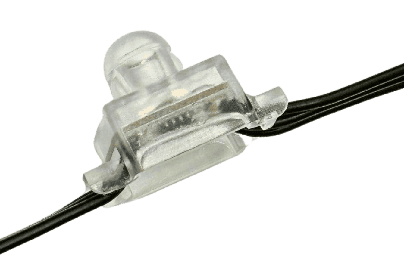 Attached image file 'n Nabyskoot van 'n deursigtige plastiekdraadkonnektor wat twee swart elektriese drade teen 'n wit agtergrond verbind.