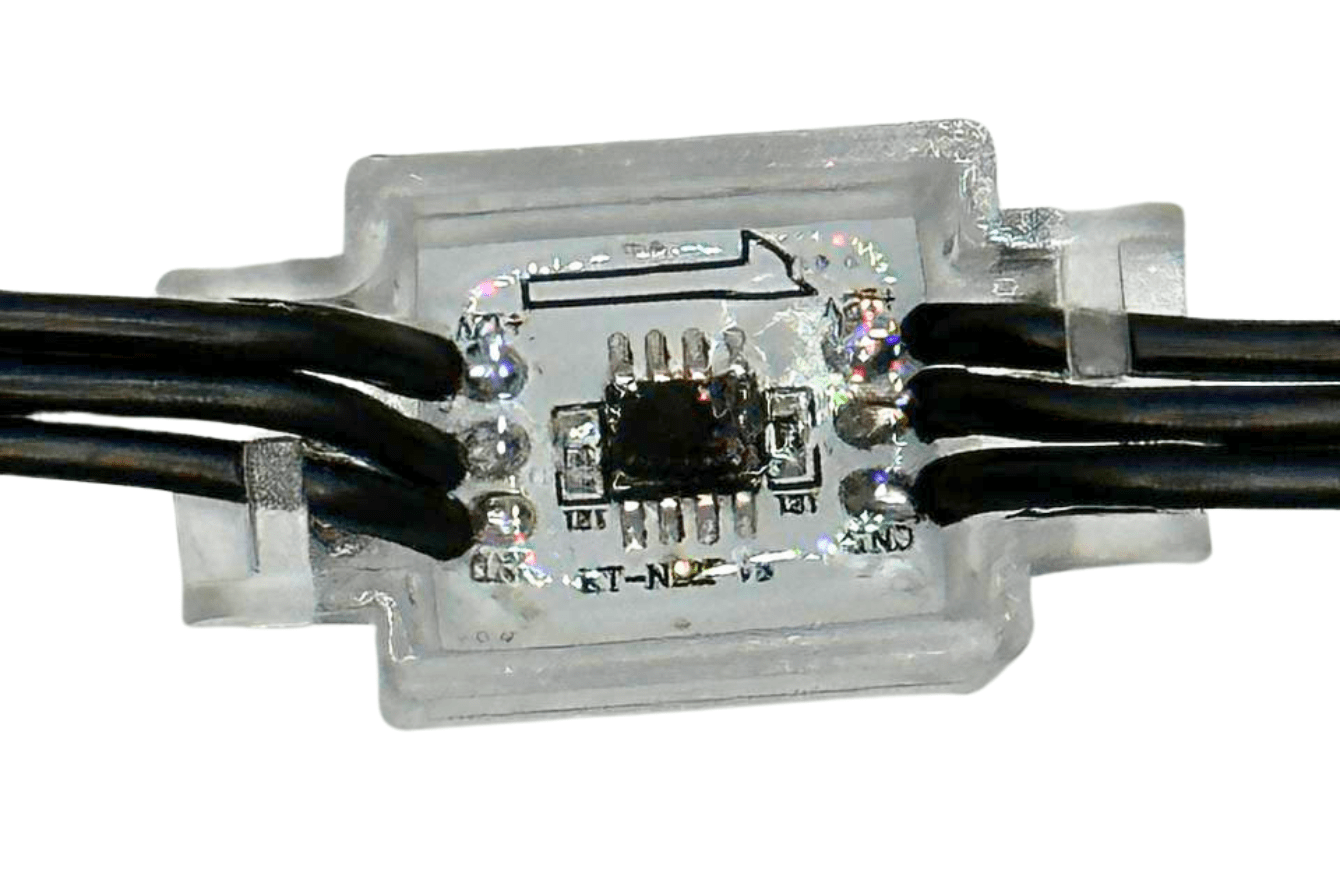 Attached image file 'n Nabyskoot van 'n klein elektroniese stroombaanbord omhul in deursigtige plastiek, met verskeie swart drade aan beide kante gekoppel en sigbare elektroniese komponente en stroombane binne.
